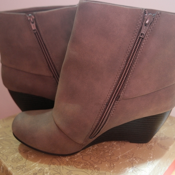 American Rag Boots Ankle/Mid Calf Height - Picture 3 of 6